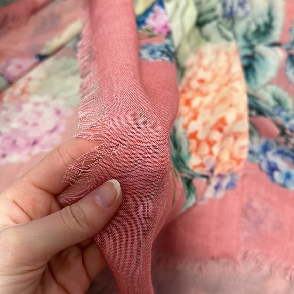 GUCCI Hortensal Pink Floral Scarf - Picture 5 of 5